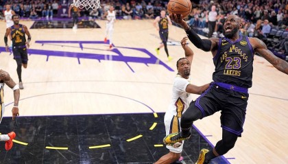 足球直播-两分球全中，詹姆斯12投8中拿下21分7板7助，正负值+3